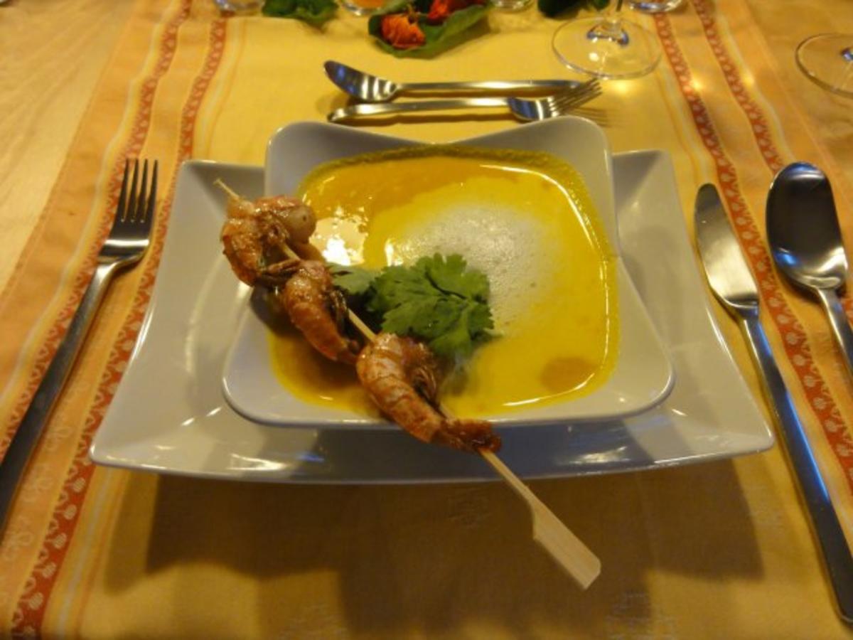 Karotten Ingwer Kokosschaum Süppchen mit Curry Black Tiger Spiesschen ...