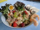 Rezept: Bunter Garnelen-Obstsalat mit selbstgebackenen Sonnenblumenbrot Bunter Garnelen-Obstsalat mit selbstgebackenen Sonnenblumenbrot - Rezept