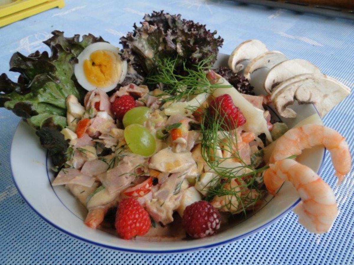 Bilder für Bunter Garnelen-Obstsalat mit selbstgebackenen Sonnenblumenbrot - Rezept