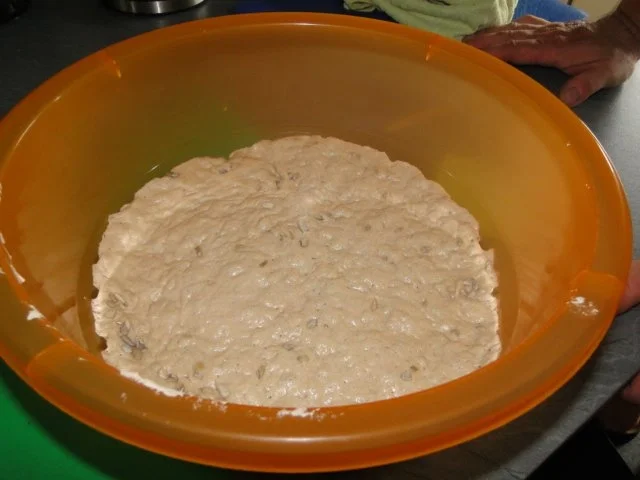 Bunter Garnelen-Obstsalat mit selbstgebackenen  Sonnenblumenbrot - Rezept - Bild Nr. 11