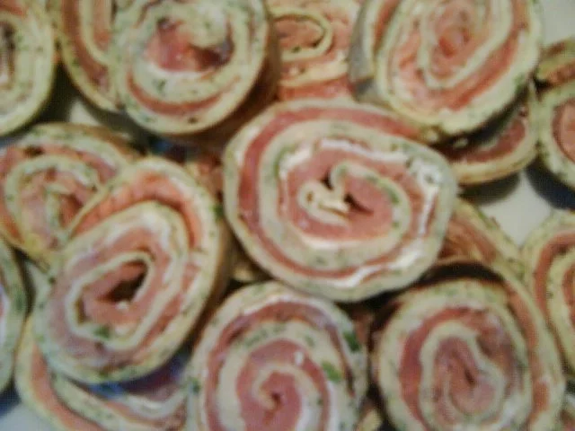 crêpes mit Kräutern (hier mit Lachs und Frischkäse) - Rezept