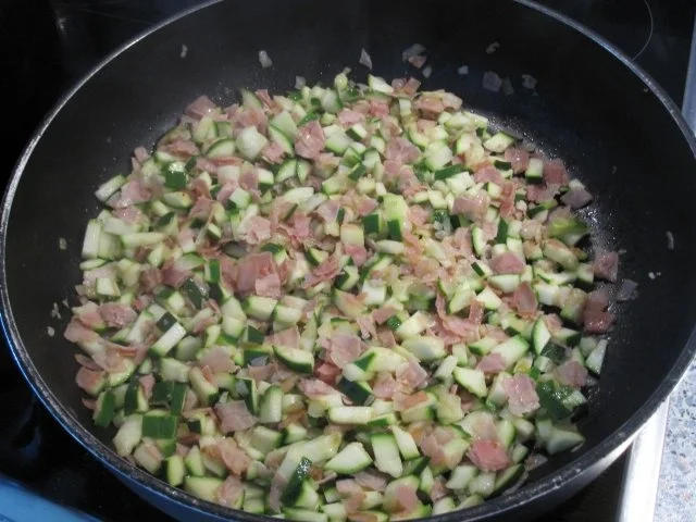 Rezept: Penne mit Schinken-Zucchinioberscreme Penne mit Schinken-Zucchinioberscreme - Rezept