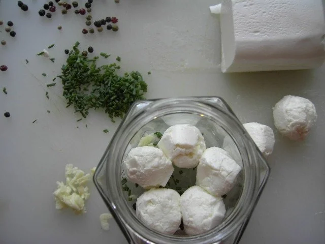 Rezept: Eingelegte Schafkäsekugeln Bild Nr. 9 Eingelegte Schafkäsekugeln - Rezept - Bild Nr. 9