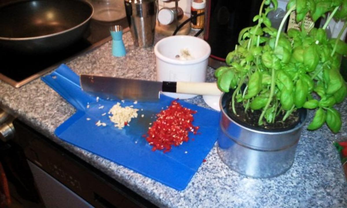 Spaghetti aglio e olio e peperoncini e erbe - Rezept - Bild Nr. 3