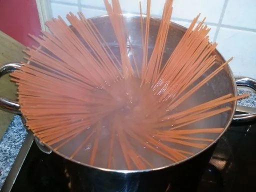 Rezept: Spaghetti aglio e olio e peperoncini e erbe Bild Nr. 8 Spaghetti aglio e olio e peperoncini e erbe - Rezept - Bild Nr. 8