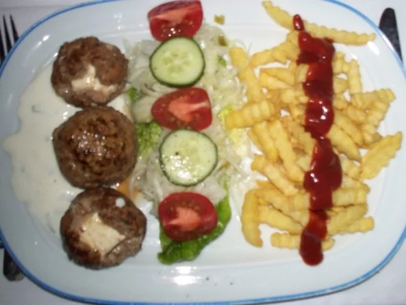 Hackbällchen mit Schafskäse - Rezept