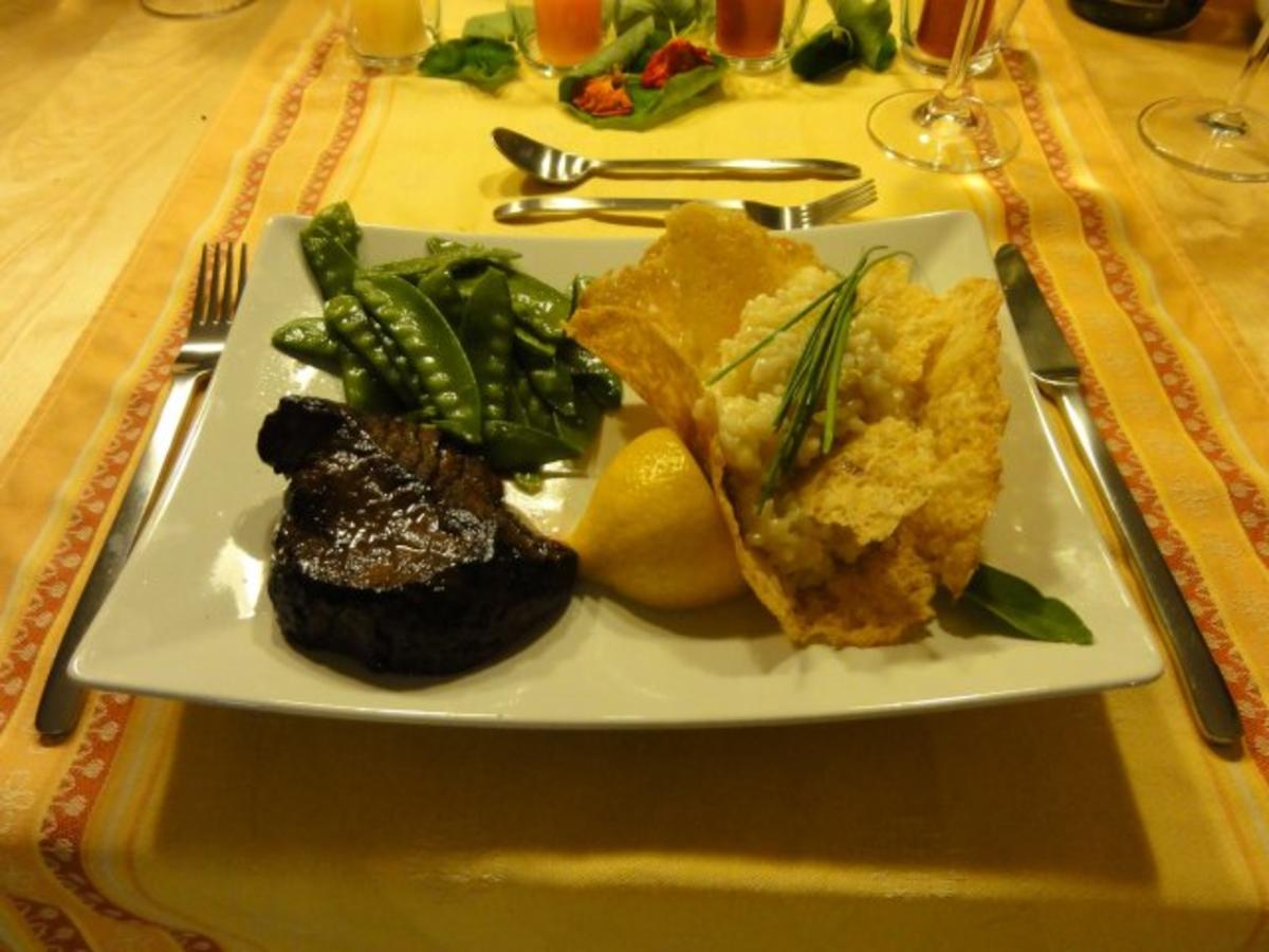 Filetsteak mit Zitronenrisotto im Parmesankörbchen und Zuckerschoten ...