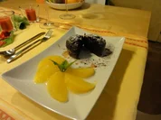 Rezept: Schokokรผchlein mit flรผssigem Kern an beschwipsten Orangenfilets Schokokรผchlein mit flรผssigem Kern an beschwipsten Orangenfilets - Rezept