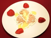 Erdbeer-Rhabarbereis mit Eierlikörhäubchen (Martin Armknecht) - Rezept