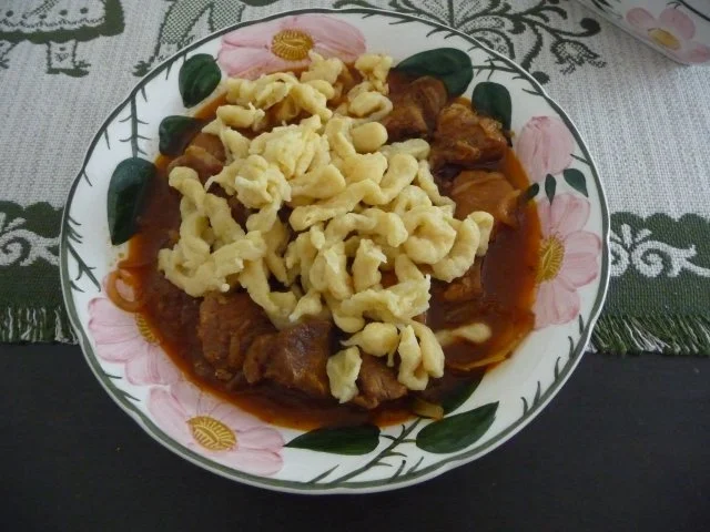 Resteverwertung : Zwiebelgulasch mit selbstgemachten Spätzle - Rezept - Bild Nr. 9