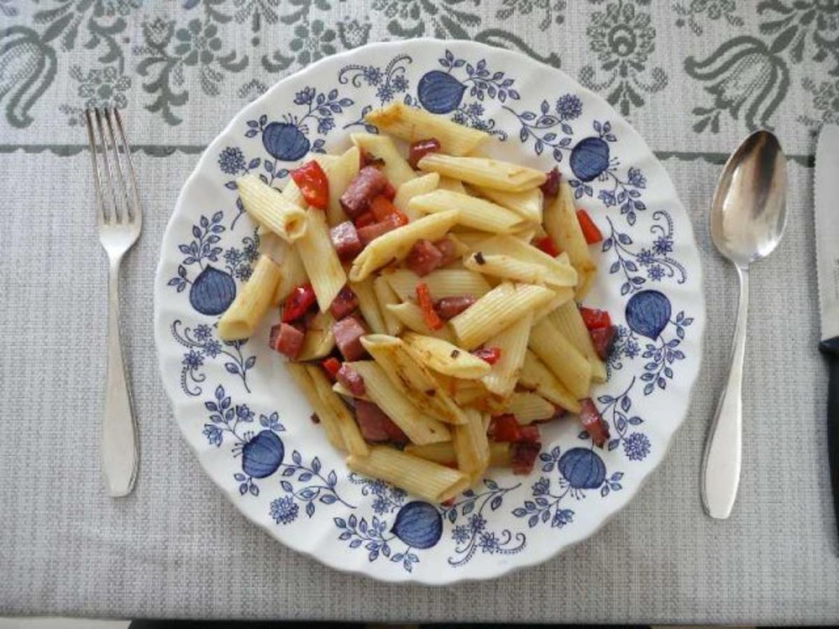 Bilder für Resteverwertung : Gebratene Nudeln mit Wurstresten - Rezept