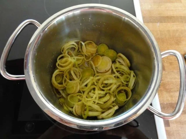 Rezept: Curry-Kokos-Kohlrabi mit Minze und geröstetem Sesam Bild Nr. 2 Curry-Kokos-Kohlrabi mit Minze und geröstetem Sesam - Rezept - Bild Nr. 2