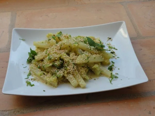 Rezept: Curry-Kokos-Kohlrabi mit Minze und geröstetem Sesam Curry-Kokos-Kohlrabi mit Minze und geröstetem Sesam - Rezept