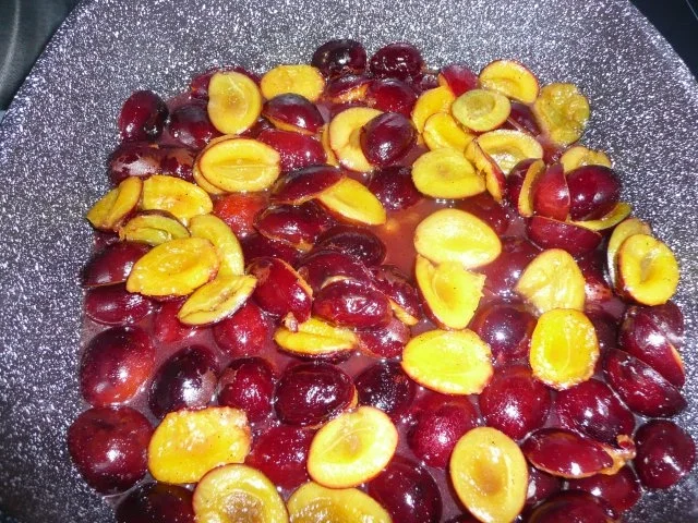 Rezept: Beschwipste Pflaumen auf Mascarpone-Joghurt-Creme Bild Nr. 2 Beschwipste Pflaumen auf Mascarpone-Joghurt-Creme - Rezept - Bild Nr. 2