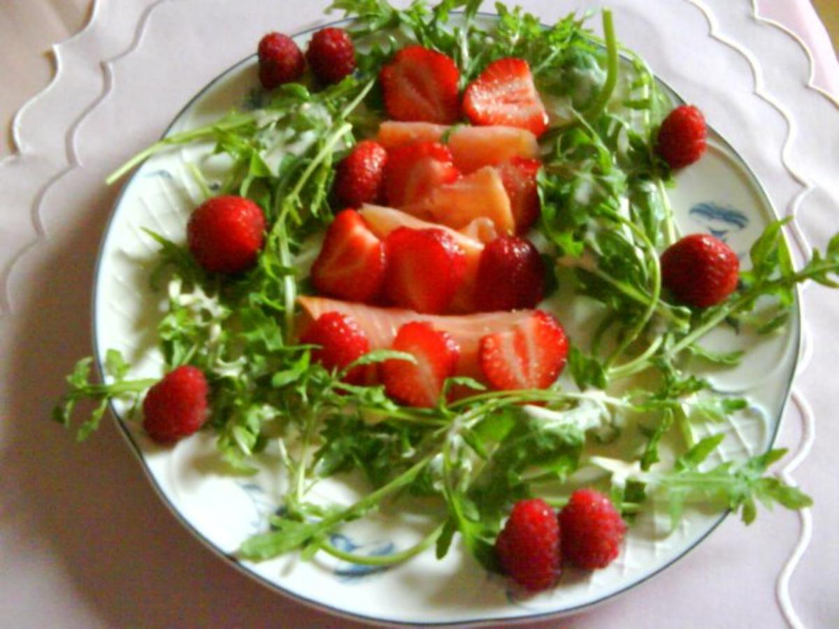 Ruccola- Salat mit Erdbeeren auf Räucherlachs - Rezept