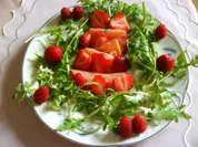 Rezept: Ruccola- Salat mit Erdbeeren auf Rรคucherlachs Ruccola- Salat mit Erdbeeren auf Rรคucherlachs - Rezept