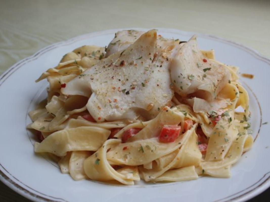 Seehecht auf Paprika-Rahm-Pasta - Rezept - kochbar.de