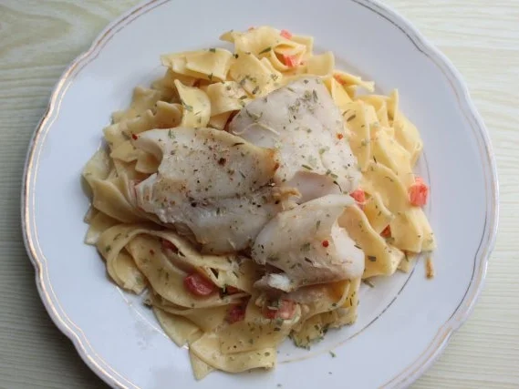 Rezept: Seehecht auf Paprika-Rahm-Pasta Bild Nr. 6 Seehecht auf Paprika-Rahm-Pasta - Rezept - Bild Nr. 6