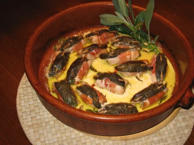 Schweinerückenröllchen mit Salbei im Baccus-Sud á la Elsido - Rezept