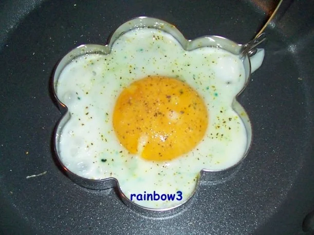 Rezept: Zwischensnack: Blumiges Käse-Ei-Toast Bild Nr. 2 Zwischensnack: Blumiges Käse-Ei-Toast - Rezept - Bild Nr. 2