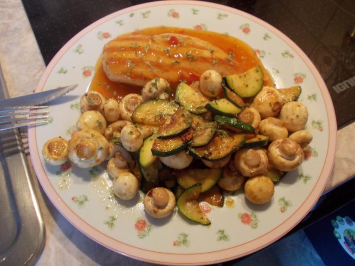 Hähnchenbrust &amp;quot;süß-sauer&amp;quot; mit Zucchini-Pilzgemüse - Rezept - kochbar.de