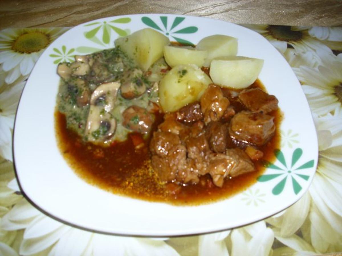 Gulasch halb und halb mit Pilzgemüse - Rezept