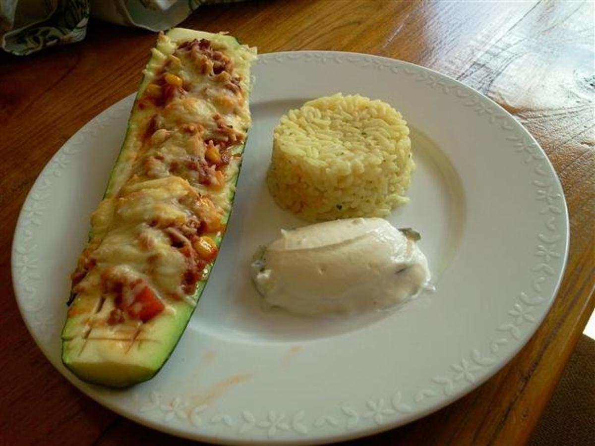 GEFÜLLTE ZUCCHINI SCHIFFCHEN MIT REIS Rezept kochbar de