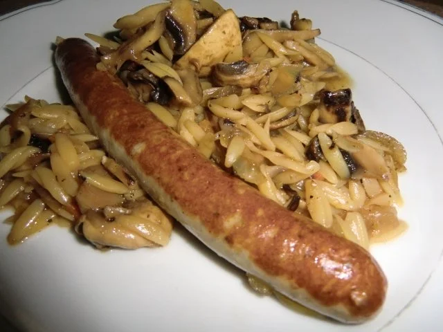 Rezept: Champignon- Reisnudeln mit Putenbratwürstchen Champignon- Reisnudeln mit Putenbratwürstchen - Rezept