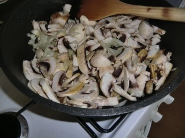 Rezept: Champignon- Reisnudeln mit Putenbratwürstchen Bild Nr. 2 Champignon- Reisnudeln mit Putenbratwürstchen - Rezept - Bild Nr. 2