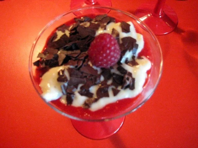 Rezept: Vanillepudding mit Himbeermus und Schokoraspeln Vanillepudding mit Himbeermus und Schokoraspeln - Rezept