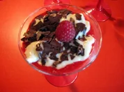 Vanillepudding mit Himbeermus und Schokoraspeln - Rezept