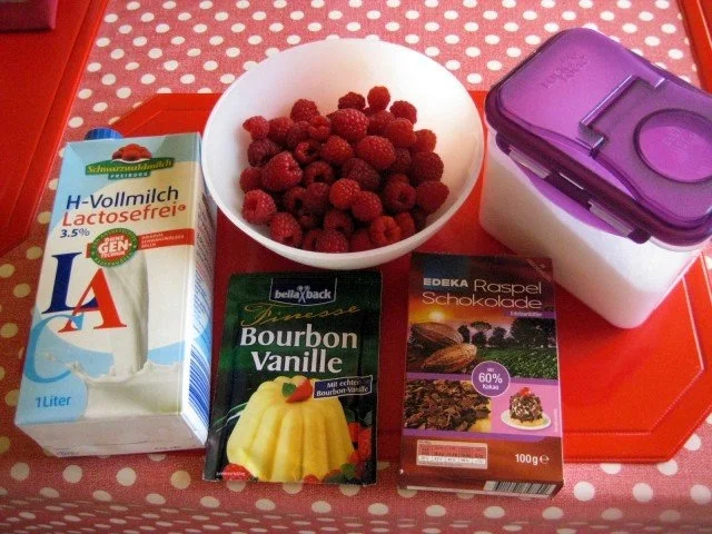 Rezept: Vanillepudding mit Himbeermus und Schokoraspeln Bild Nr. 2 Vanillepudding mit Himbeermus und Schokoraspeln - Rezept - Bild Nr. 2