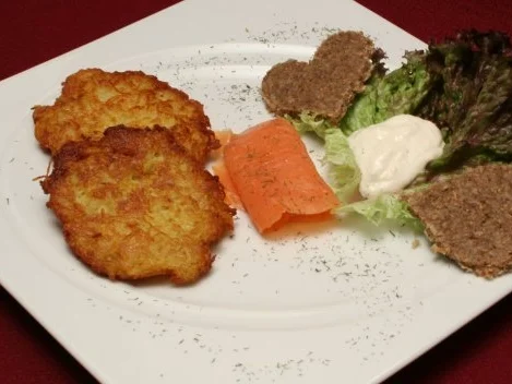 Rezept: Rheinländische Kartoffelrösti mit Meerrettich und Lachs Rheinländische Kartoffelrösti mit Meerrettich und Lachs - Rezept