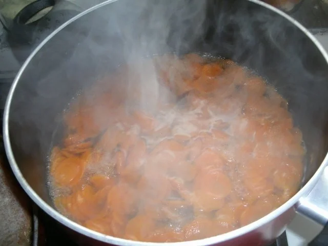 Gehobelte Möhren und feine Erbsen in Petersiliensoße - Rezept - Bild Nr. 2