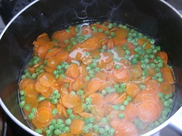 Gehobelte Möhren und feine Erbsen in Petersiliensoße - Rezept - Bild Nr. 3