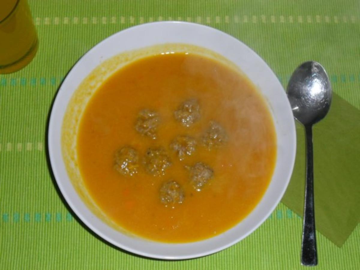 Bilder für Kürbissuppe mit Klopsen - Rezept