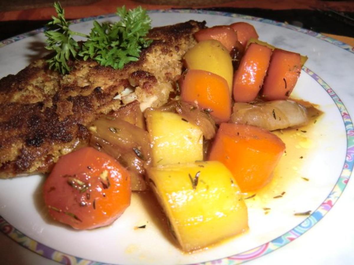 Bilder für Ofenschnitzel unter einer Senfkruste mit Balsamico-Gemüse - Rezept