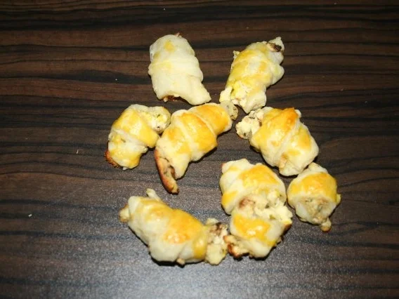 Rezept: Schafskäse-Blätterteighörnchen Schafskäse-Blätterteighörnchen - Rezept