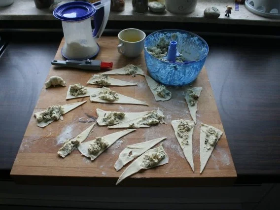 Rezept: Schafskäse-Blätterteighörnchen Bild Nr. 2 Schafskäse-Blätterteighörnchen - Rezept - Bild Nr. 2