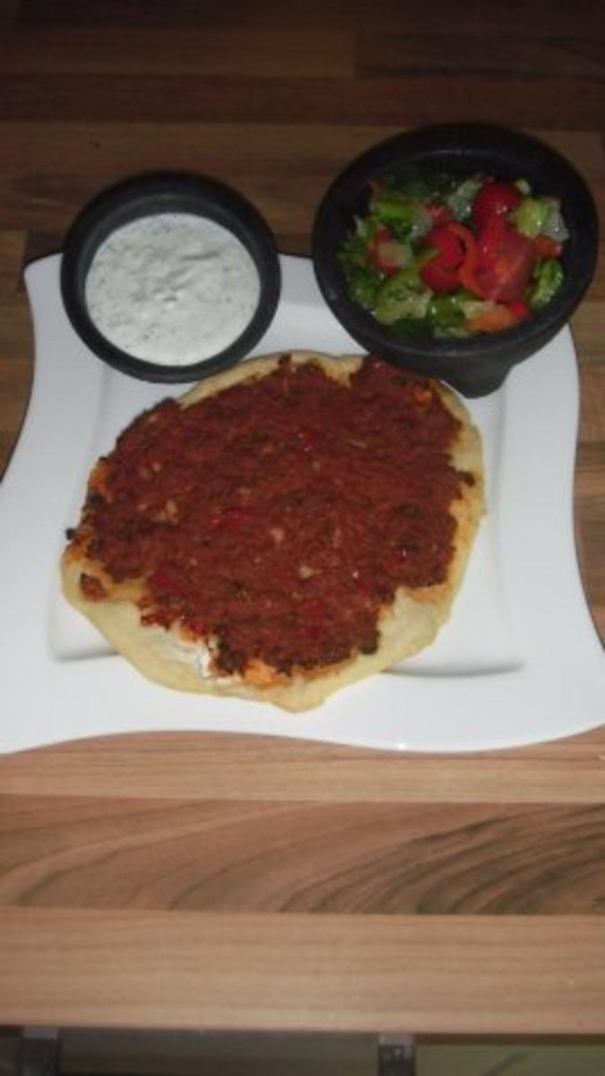 türkische Pizza mit typisch türkischem grünen Salat und Zatziki - Rezept