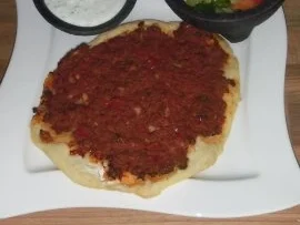 Rezept: türkische Pizza mit typisch türkischem grünen Salat und Zatziki türkische Pizza mit typisch türkischem grünen Salat und Zatziki - Rezept