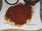 türkische Pizza mit typisch türkischem grünen Salat und Zatziki - Rezept