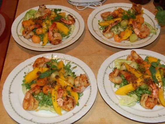 PIKANTER SALAT VON ZWEIERLEI MELONEN MIT GEBRATENEN RIESENCREVETTEN - Rezept
