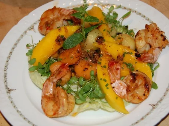 PIKANTER SALAT VON ZWEIERLEI MELONEN MIT GEBRATENEN RIESENCREVETTEN - Rezept - Bild Nr. 2