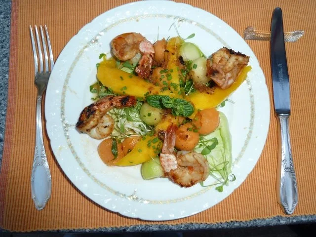 PIKANTER SALAT VON ZWEIERLEI MELONEN MIT GEBRATENEN RIESENCREVETTEN - Rezept - Bild Nr. 3