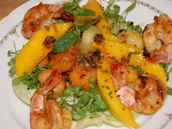 PIKANTER SALAT VON ZWEIERLEI MELONEN MIT GEBRATENEN RIESENCREVETTEN - Rezept - Bild Nr. 4