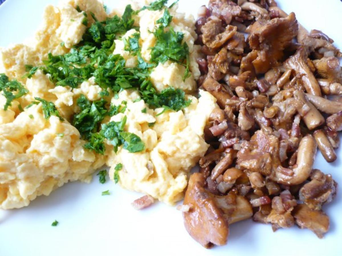 Pfifferlinge mit Rührei - Rezept mit Bild - kochbar.de