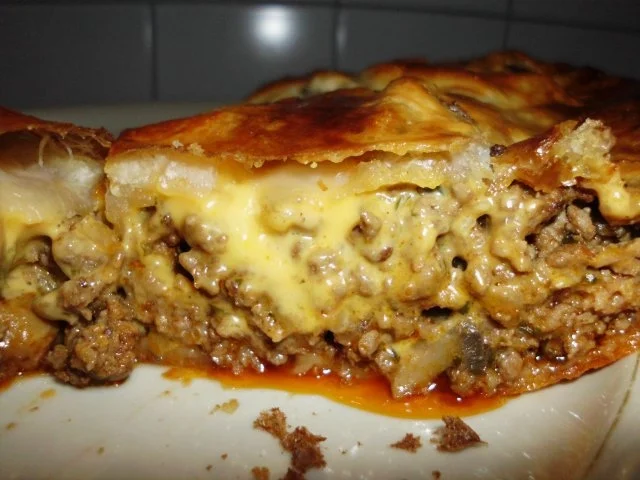 Rezept: Hackfleisch-Blätterteig-Rolle Hackfleisch-Blätterteig-Rolle - Rezept