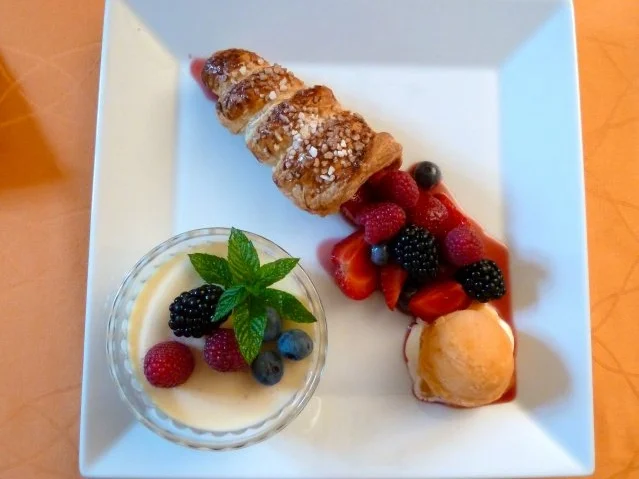 PANNA COTTA, BLÄTTERTEIGCORNET MIT BEERENRAGOUT UND APRIKOSENSORBET - Rezept