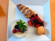 PANNA COTTA, BLÄTTERTEIGCORNET MIT BEERENRAGOUT UND APRIKOSENSORBET - Rezept